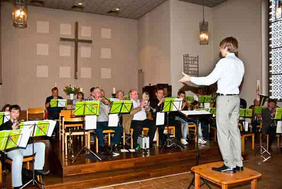 Jens-Martin Ludwig dirigierte den großen Bläserchor mit gewohnter Präzision. FOTOS: PETER GRÄWE