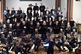In der gut besuchten Apostelkirche führte der Madrigalchor gemeinsam mit vielen Profimusikerinnen- und -Musikern Mozarts Requiem auf. FOTOS: CORNELIA FISCHER