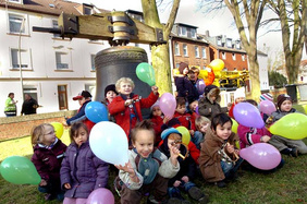 Ein letztes Gruppenbild vor der Glocke. 20 Jahre lang war sie ein beliebtes Fotomotiv vor der Kreuzkirche.