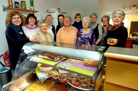 Zu einem Geburtstagsbrunch lud das Café-Team die ganze Gemeinde ein: (von links) Pfarrerin Ute Riegas-Chaikowski, Barbara Eger, Else Suchan, Gaby Förster, Christiane Schütz, Karin Schütz, Nina Riegas, Hildegard Dierig, Christel Hendelkes, Adelheid Ric