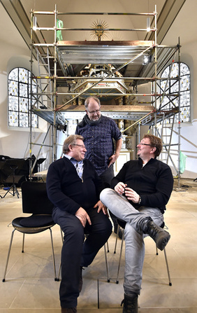 Vor dem eingerüsteten Kanzelaltar: (v.l.)Kirchenbaumeister Rolf Czarnetzki, Architekt Klaus-Martin Schmidt-Waldbauer und Pfarrer Frank Dressler für den Bauausschuss der Evangelischen Kirchengemeinde Wattenscheid. PHOTOS: CORNELIA FISCHER