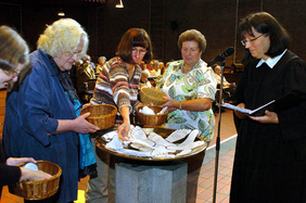 Ein Segen über Gottes Spuren: (von links) Theokla Dietrich, Helga Tölle, Heidi Wiesner, Brigitte Napierski und Pfarrerin Kirsten Sowa. FOTO: CORNELIA FISCHER