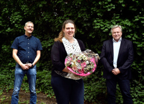 Mit einem Blumenstrauß gratulierten Verwaltungsleiter Burkhard Feige (rechts) und Jochen Gerlemann (Ausbildungsleiter) ganz herzlich zur bestandenen Prüfung. FOTO: CORNELIA FISCHER 