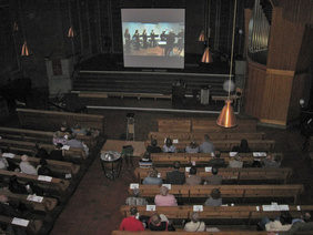 Filmnacht in der Evangelischen Altstadtkirche – der Abschluss des Projektes „Babel 2010“. Auf der Leinwand die Einspielung aus Mülheim.