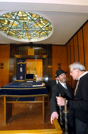 Die Räume des Betsaals konnten im Original erhalten werden. Rabbiner Chaim Kornblum (links) und der Vorbeter Aron Naor schauten sich um.