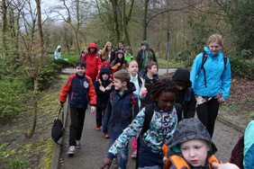 Ausflug in den Gysenbergpark, Herne: Das Outdoor-Spiel gab ihnen Rätsel auf. 