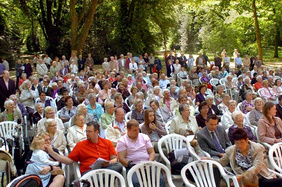 Viele waren gezielt gekommen, um den Gottesdienst mitzufeiern. Andere kamen zufällig vorbei und blieben.