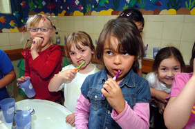 Das Zähneputzen (hier in der Hüller "Schatzkiste") gehört ebenso zum Kindergarten-Alltag wie das Spielen und die pädagogische Frühförderung. Beim Kirchenkreis bleiben 17 Einrichtungen in Gelsenkirchen und sechs in Wattenscheid. FOTO: CORNELIA FISCHE