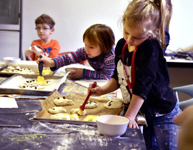 Zur Petrusgeschichte gehörte bei der Kinderbibelwoche auch das Backen von kleinen Fischen.