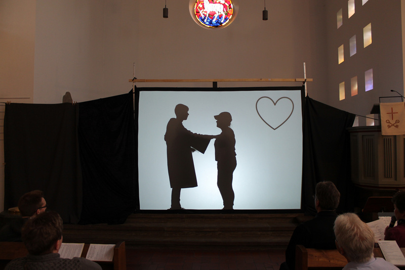 Die Berufung des Simon Petrus, aufgeführt als Schattentheater: Jesus will aus dem Fischer einen Menschenfischer machen, der Gottes Liebe in die Welt bringt.