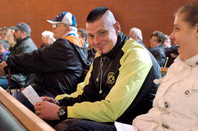 Keine Berührungsängste: Der Fan im BVB-Outfit bekam Applaus.
