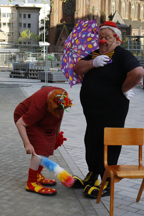 Clownesk ging es los: Christina und Wolf-Rainer Borkowski luden auf den Vorplatz zur Nacht der offenen Kirchen ein. Foto: Peter Gräwe