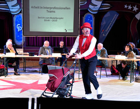 Synode mal ganz woanders – und weil sie im Zirkuszelt tagte, gab es zwischendurch eine clowneske Unterhaltungseinlage.