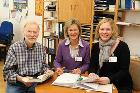 "Jeder Tag ist komplett anders, deshalb bleibt unsere Arbeit spannend!" Das Sozialdienst-Team: (von links) Wolfgang Grins, Katharina Polonski und Nicole Märtens. FOTO: CORINNA LEE