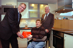 Der farbenfrohe Toaster gibt der Küche den letzten Schliff, fanden Bernhard Lukas, Rainer Barth und Robert Schwager (von links). FOTO: CORNELIA FISCHER