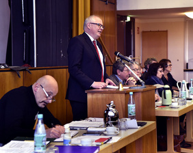 Superintendent Heiner Montanus (am Pult) leitete die Synode durch elf Tagesordnungspunkte. PHOTOS: CORNELIA FISCHER