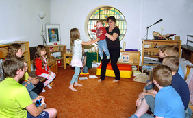 Wie ein Wohnzimmer für kleine Menschen: Der Godly-Play-Raum auf der Empore der St. Ida-Kirche. PHOTO: CORNELIA FISCHER