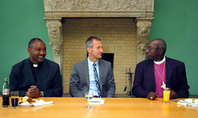 Unterhielten sich über Unterschiede und Gemeinsamkeiten: Reginald Makule, Frank Baranowski und Jacob Mameo (von links).