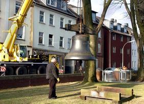 Der Kran hob die 1.600 Kilogramm schwere Dame von ihrem Podest…