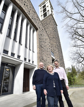 Erleichtert, dass die Kosten im Rahmen blieben: Kirchmeisterin Sylvia Erdtmann mit den Pfarrern Klaus Venjakob (links) und Matthias Siebold vor der umgebauten Markuskirche.