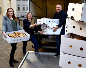 Die Bäckerei Zipper stellte auch den komfortablen Transport der 1000 Hasen zum Gemeindezentrum Thomaskirche sicher. Hannah Gruner (links, Jugendreferentin der Christus-Kirchengemeinde Buer) und Pfarrerin Mirjam Domke halfen Christian Zipper beim Beladen des Transporters.