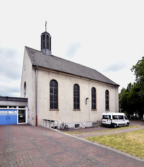 Die Gnadenkirche wurde 1923 eingeweiht, nach dem Zweiten Weltkrieg auf den ursprünglichen Fundamenten neu errichtet und 2012 entwidmet. Das angeschlossene Gemeindezentrum war einer der letzten Neubauten im Kirchenkreis.