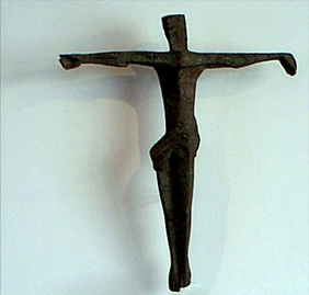 Die Bronzeplastik des gekreuzigten Christus kommt jetzt vor einer weißen Wand in der Matthäuskirche besonders zur Geltung. FOTOS: CORNELIA FISCHER