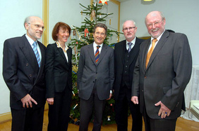 Sie läuteten gemeinsam das neue Kirchenjahr ein: (von links) Pfarrer Matthias Kreft (Theologischer Vorstand des Diakoniewerks), Karin Welge (Sozialdezernentin der Stadt Gelsenkirchen), Prof. Dr. Wolfgang Huber, Superintendent Rüdiger Höcker  und Dr. Ka
