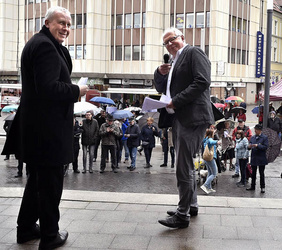 „Freizügigkeit, Solidarität, Gerechtigkeit und Frieden“ – zu diesen Stichworten sprachen Stadtdechant Markus Pottbäcker (links) und Superintendent Heiner Montanus über Europa.