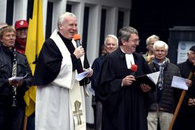 Stadtdechant Markus Pottbäcker (links) und Pfarrer Dieter Heisig (rechts) gestalteten den Gottesdienst auf dem Kennydyplatz vor dem Musiktheater im Revier. Damit machten sie den Auftakt für die traditionelle Kundgebungen am Tag der Arbeit.