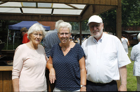 Drei von ungefähr 40 Mitwirkenden, die dieses Fest ermöglicht haben (v.l.): Christel Himmes, Helga Mohr und Peter Rolle. FOTOS: MAXIMILIAN WIESCHER