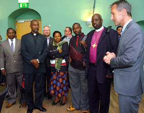 Oberbürgermeister Frank Baranowski empfing die Gäste aus Morogoro im Kaminzimmer. FOTOS: CORNELIA FISCHER