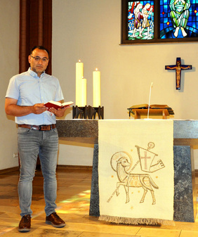 Reza Eisazadeh, hier in der Apostelkirche, fühlt sich von der Trinitatis-Kirchengemeinde Buer gut aufgenommen und möchte gern Pfarrer werden. FOTO: FRAUKE HAARDT-RADZIK