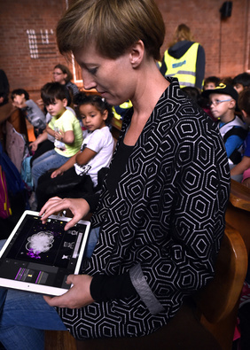 Während des Kinderkonzerts setzte Illustratorin Annika Demmer die Geschichte visuell am Tablet um.