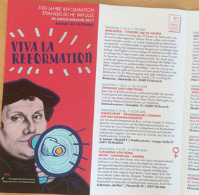 Alle Veranstaltungen auf einen Blick: Die Broschüre „Viva la Reformation“ für das zweite Halbjahr. FOTO: KATHARINA BLÄTGEN 