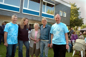 Ganz im Trend der 70er: Presbyter Norbert Ruschinzik (links) und Pfarrer Norbert Deka (rechts) in Batik-T-Shirts. Gemeinsam mit Jugendmitarbeiterin Anke Kilimann (2. von links), Annegret Klein von der Frauenhilfe und Werner Wenzel vom Blauen Kreuz hatten 