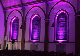 ...bietet die Apostelkirche innen 7 Mal um 6 überraschende An-, Aus- und Einsichten. FOTOS: CORNELIA FISCHER/STEFAN IWANCZIK