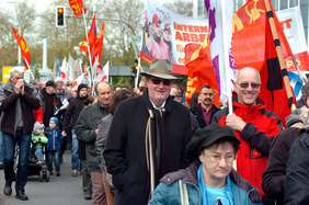 Superintendent Rüdiger Höcker (mit Hut) bedankte sich bei Dieter Heisig für seine klaren Worte. PHOTOS: CORNELIA FISCHER