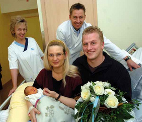 Schwester Martina Skrzeba und Dr. Alexander Ast überreichten den glücklichen Eltern Melanie Berger und Mike Scholz einen Blumenstrauß für Ben Jaime Berger, das 500. Baby, das 2010 in den EVK entbunden wurde. FOTO: CORNELIA FISCHER