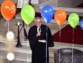 Superintendent Heiner Montanus inmitten der bunten Luftballons: „Ich bin vergnügt, erlöst, befreit“ ist das Motto der benachbarten Landeskirche zum Reformationsjubiläum. Es stammt aus einer Psalmübertragung des Kabarettisten Hanns Dieter Hüsch. 