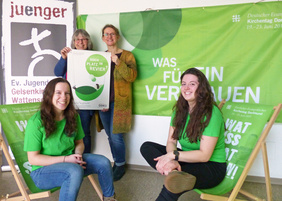 Johanna Eggers (links) und Lena Mancuso (rechts) freuen sich auf Aktionen und Begegnungen beim Kirchentag in Dortmund. Sie unterstützen die Jugendreferentinnen Barbara Eggers (2.v.l.) und Silke Salentin (2.v.r.) bei den Vorbereitungen. „Noch Platz im Revier“ heißt der Slogan, mit dem zur Bereitstellung von Schlafplätzen für die Kirchentagsgäste aufgerufen wird. Foto: Christiane Otte