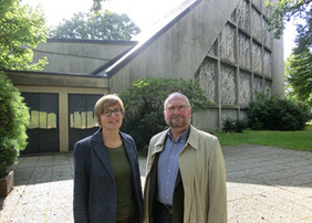 Die markante Stephanuskirche bleibt: Pfarrerin Karla Wessel (links) und Pfarrer Klaus Venjabob (rechts) informierten über die neuen Pläne des Käufers. FOTO: CO