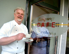 Kenneth O`Shaugnessy ist der Koch im Café bei Kirchens und freut sich auf die Erweiterung des Angebotes. PHOTO: CORNELIA FISCHER