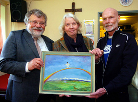 Freuen sich über 20 Jahre Engagement für bedürftige Menschen im Horster Regenbogenhaus: Diakoniepfarrer Ernst-Udo Metz, die leitende Sozialarbeiterin Heike Lorenz und Einrichtungsleiter Günter Scheidler. FOTO: CORNELIA FISCHER