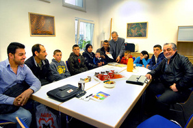 Neu im AFB: Die Gruppe „Willkommen in Gelsenkirchen“ für arabische Neuzuwanderer trifft sich mittwochs um 9.30 Uhr unter der Leitung von Dr. Abdul Mouaid Al Jaanabi. PHOTOS: CORNELIA FISCHER