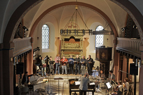 Schräge Akkorde und geradlinige Botschaften gab es bei der Uraufführung von „Anschläge – Konzert der 95 Thesen“ in der Bleckkirche.