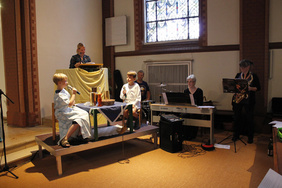 Am Ende ist Jesus (Till Bastian, rechts) Gast bei Zachäus. Sandra Schade (Erzählerin), Alexander Wronski (Schlagzeug), Regina Pietrek (Keyboard) und Barbara Nelken (Saxofon) komplettierten das Kindermusical. FOTOS: MAXIMILIAN WIESCHER