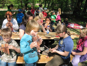 Da ist Musik drin: Flöten aus Knöterich konnten die Kinder unter der Anleitung von Nadine Rattay (2.von rechts) selbst herstellen. FOTO: KATHARINA BLÄTGEN