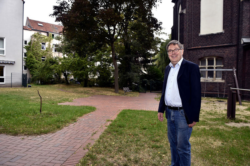 Pfarrer Rolf Neuhaus steht vor dem Gelände der Evangelischen Kirche in Rotthausen. Für die Umgestaltung können Menschen des Stadtteils ihre Ideen einbringen. FOTO: CORNELIA FISCHER