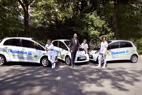 Leise, wendig und vor allem ökologisch sind die E-Autos der Diakonie-Flotte unterwegs. Prokurist Knut Jahndorf und seine Stationsleitungen freuen sich über die umweltfreundliche Mobilität. PHOTO: CORNELIA FISCHER